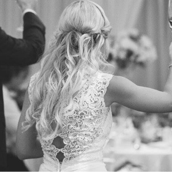 ALLURE BRIDALS ROMANCE Ivory WEDDING DRESS SZ 4 Plunge Bodice Zip Faux Buttons - Picture 2 of 16